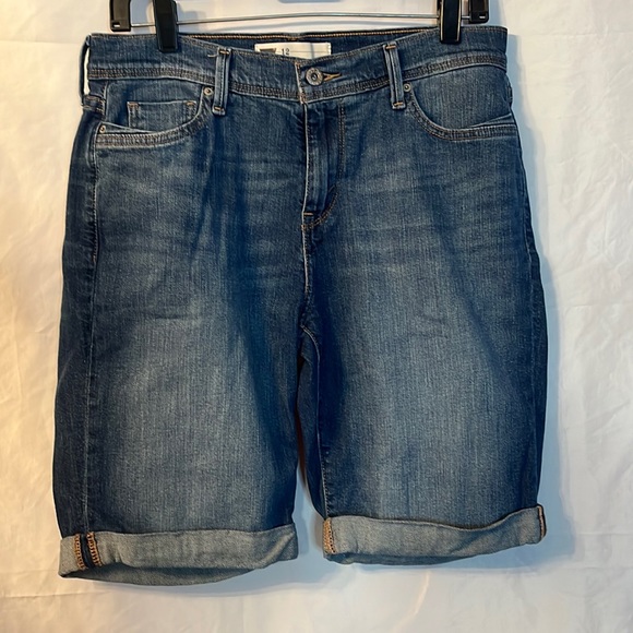 Denim Levi’s Knee Length Shorts Size 12 - Picture 1 of 7